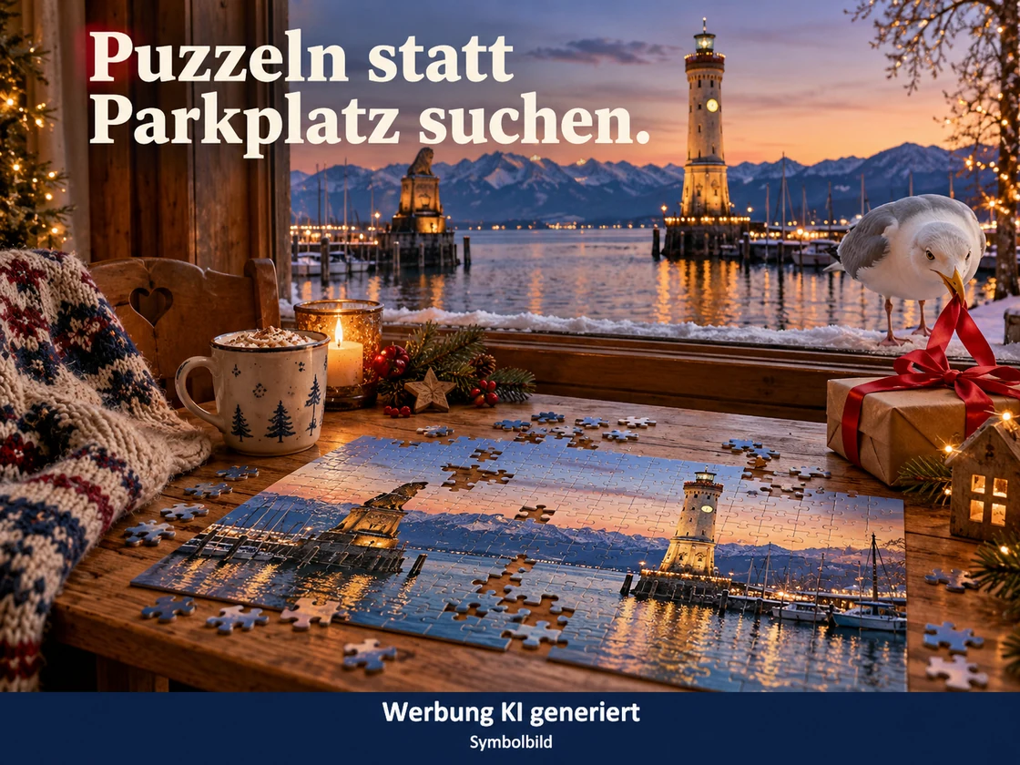 Ein teilweise gelegtes Puzzle mit Lindauer Hafenmotiv liegt auf einem winterlichen Fenstertisch; eine Möwe zupft am roten Geschenkband neben dem Hafenblick. KI-Symbolbild. Bildtext: Puzzeln statt Parkplatz suchen.