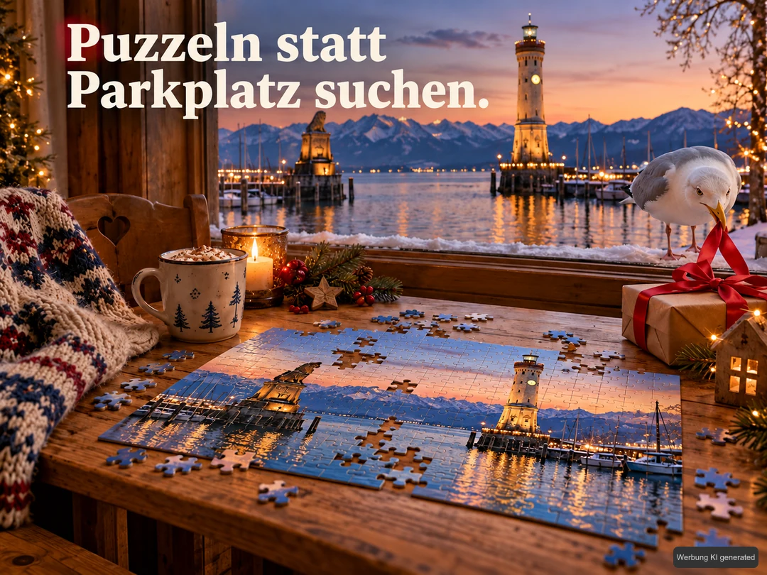 Ein teilweise gelegtes Puzzle mit Lindauer Hafenmotiv liegt auf einem winterlichen Fenstertisch; eine Möwe zupft am roten Geschenkband neben dem Hafenblick. KI-Symbolbild. Bildtext: Puzzeln statt Parkplatz suchen.