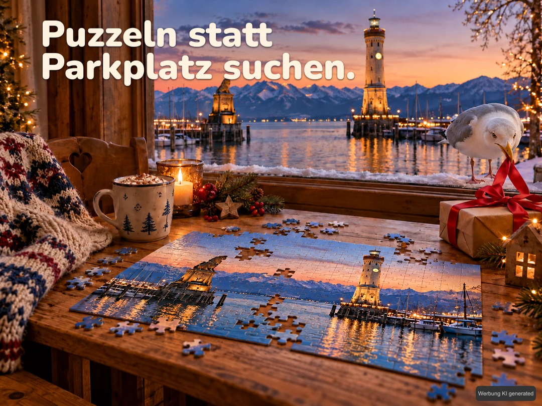 Ein teilweise gelegtes Puzzle mit Lindauer Hafenmotiv liegt auf einem winterlichen Fenstertisch; eine Möwe zupft am roten Geschenkband neben dem Hafenblick. KI-Symbolbild. Bildtext: Puzzeln statt Parkplatz suchen.
