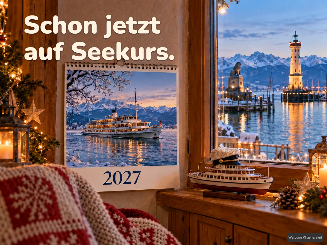 Ein neutraler Spiralkalender mit Schiffsmotiv und Jahreszahl 2027 steht neben einem Modellschiff mit Wollmütze; durch das Fenster ist der Lindauer Hafen zu sehen. KI-Symbolbild. Bildtext: Schon jetzt auf Seekurs.